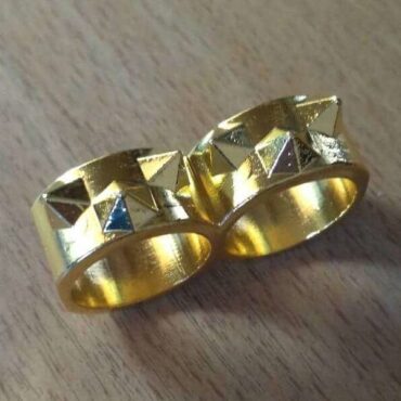Двойное кольцо с шипами самооборона золотое